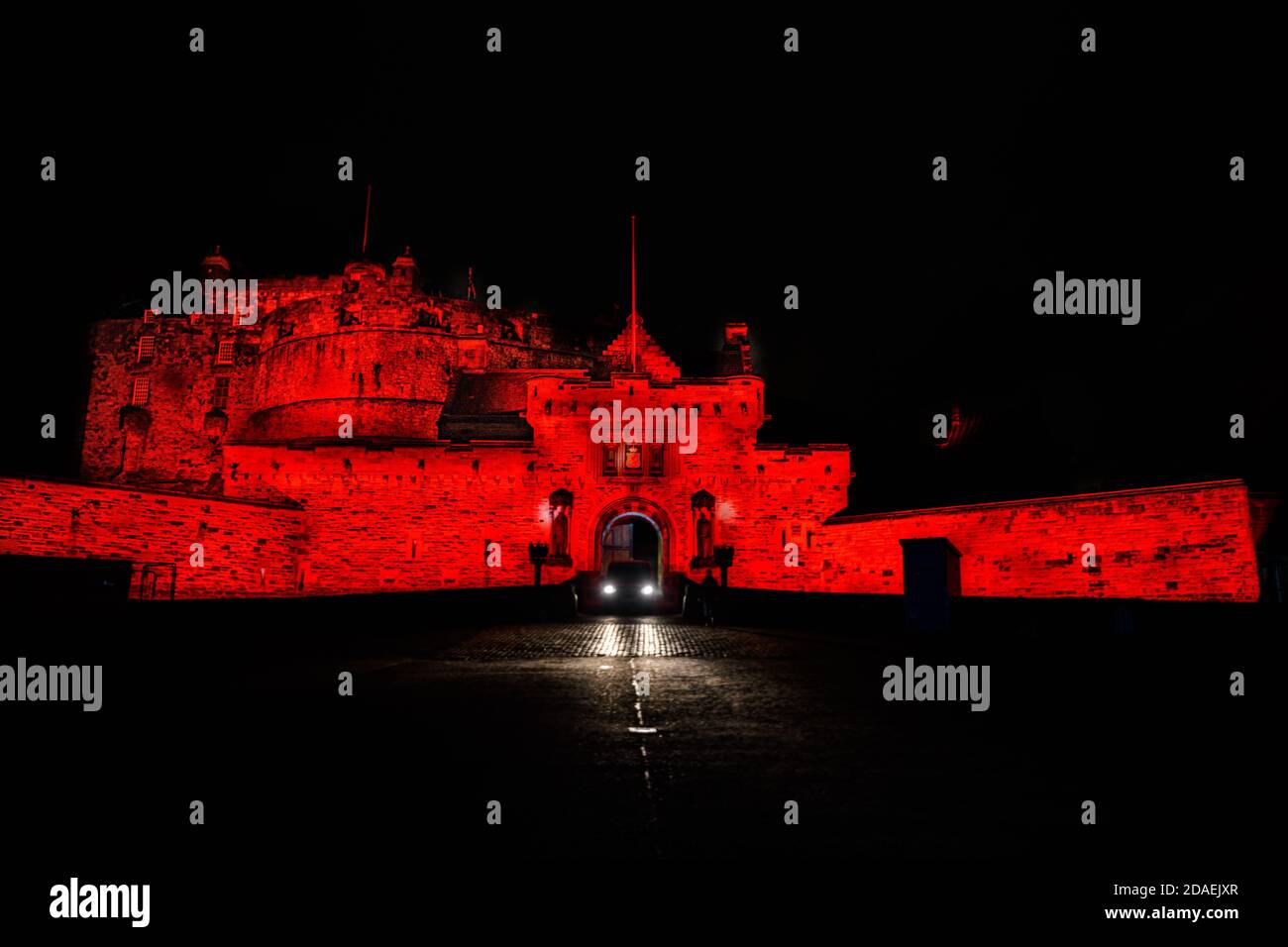 Mer 11 Novembre 2020. Edimburgo, Regno Unito. Il castello di Edimburgo si è illuminato in luce rossa come parte della campagna LightUpRed2020 organizzata da Poppy Scotland per commemorare il giorno della memoria 2020. COVID-19 ha avuto un impatto enorme sulla capacità dell’organizzazione di gestire le collezioni di strada quest’anno e la campagna Lit Up Red ha aiutato quest’anno a sensibilizzare l’opinione pubblica sull’appello scozzese per il papavero. Foto Stock
