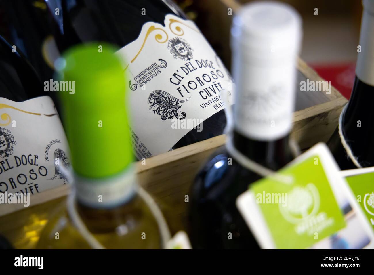 Varie bottiglie di vino sullo scaffale. Fuoco selettivo: Russia. Mosca 20 dicembre 2019 Foto Stock