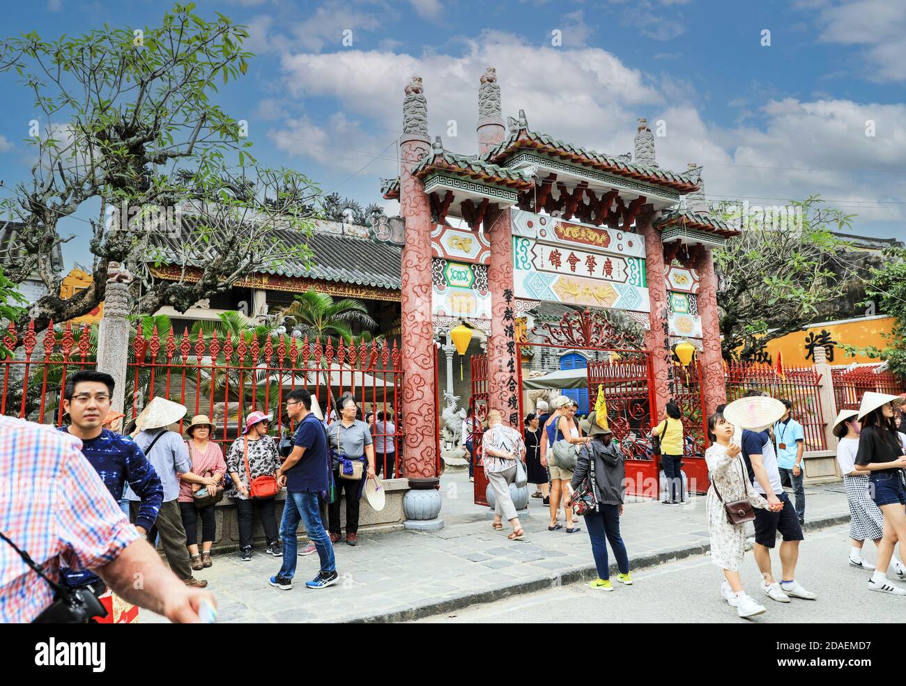 Turisti all'ingresso della Sala dell'Assemblea Cinese, Hoi An, Vietnam, Asia Foto Stock