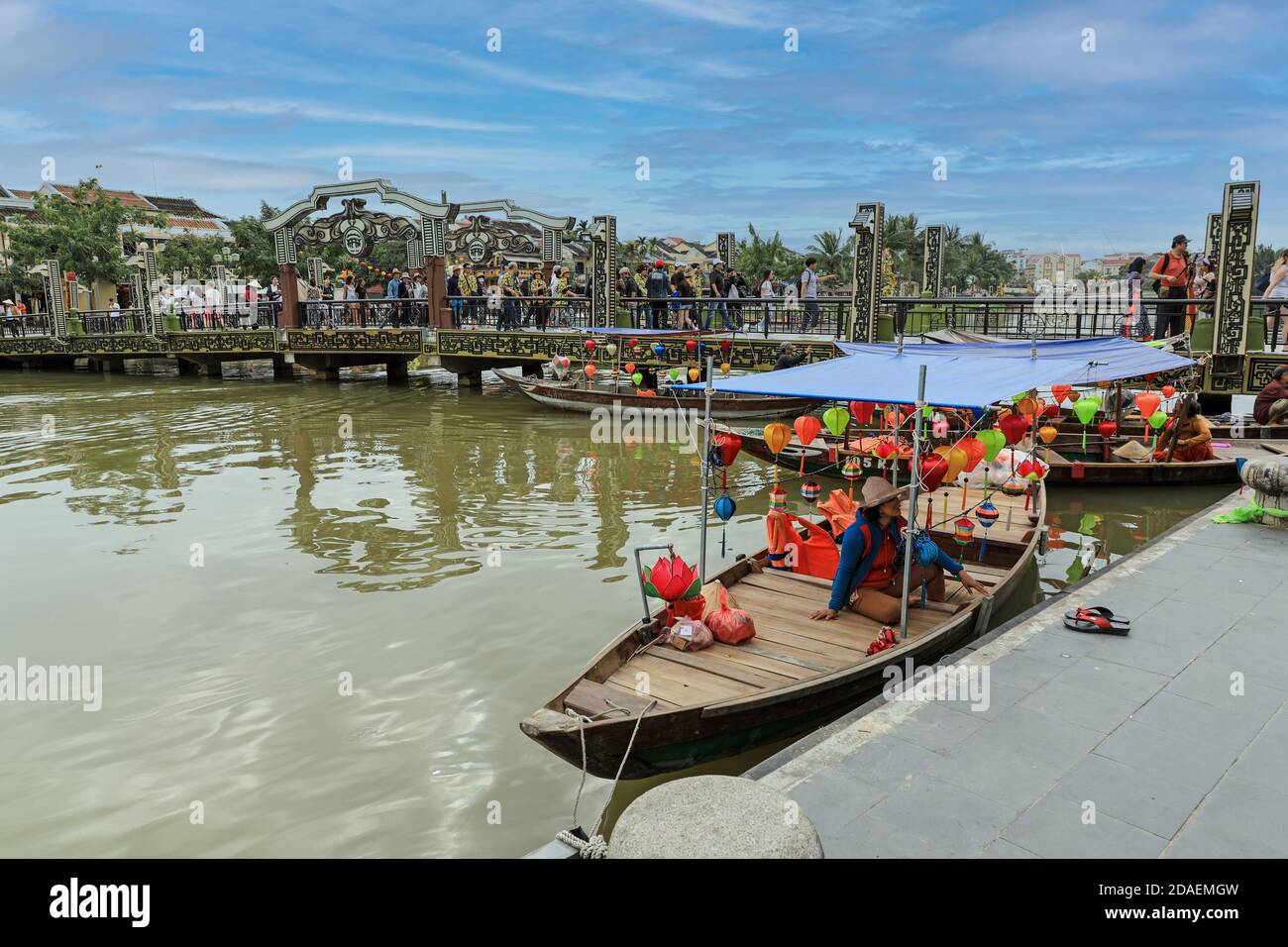 Barche colorate sul fiume Thu Bon con il ponte Cau An Hoi sullo sfondo, Hoi An, Vietnam, Asia Foto Stock