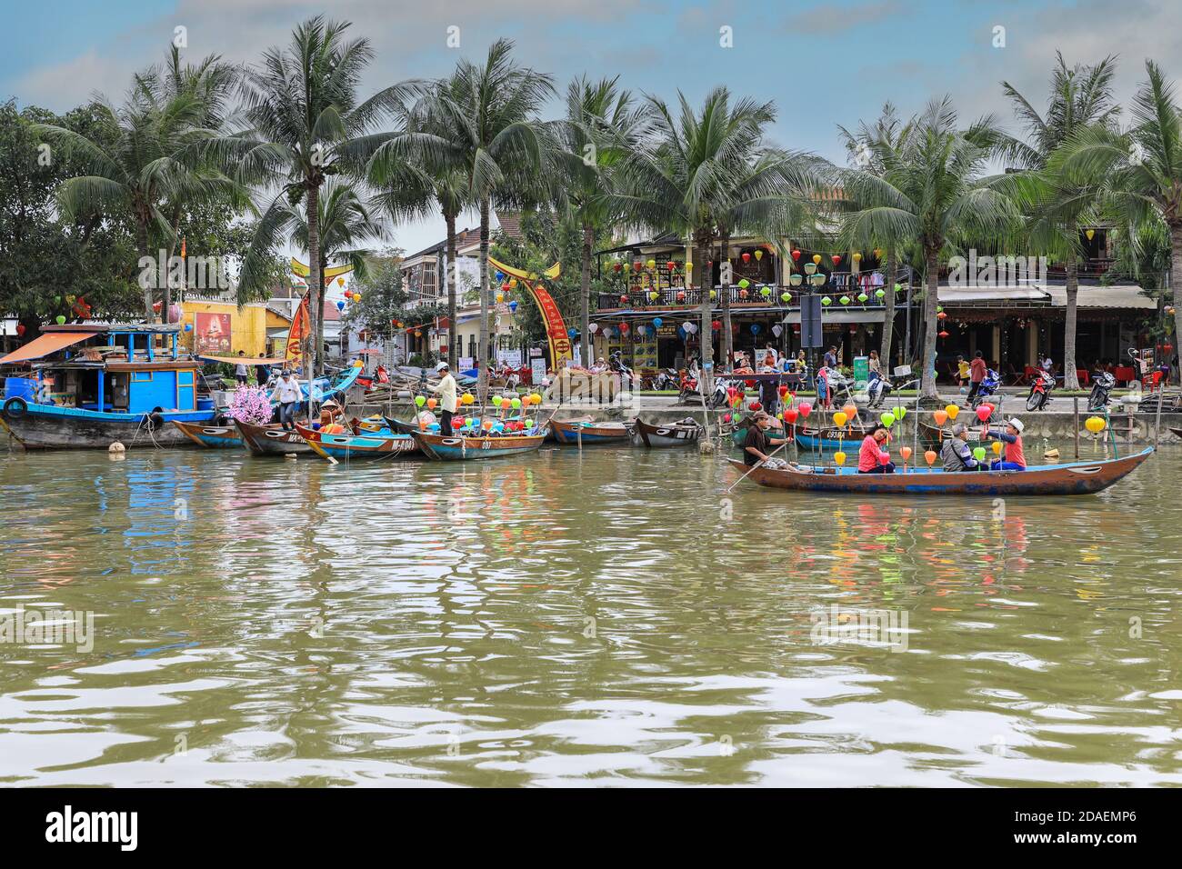 Barche turistiche colorate sul fiume Thu Bon, Hoi An, Vietnam, Asia Foto Stock