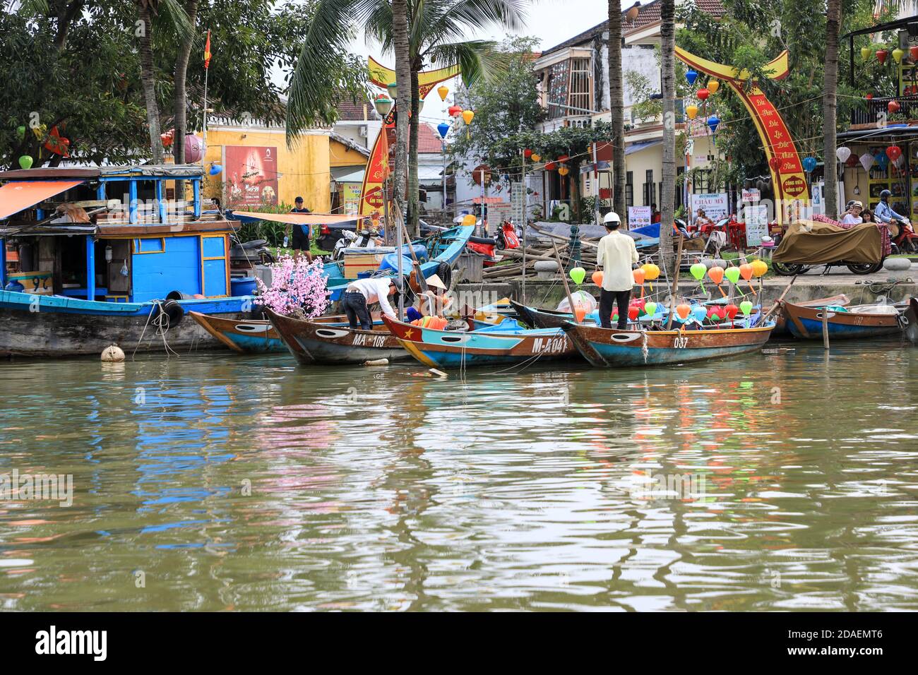 Barche turistiche colorate sul fiume Thu Bon, Hoi An, Vietnam, Asia Foto Stock
