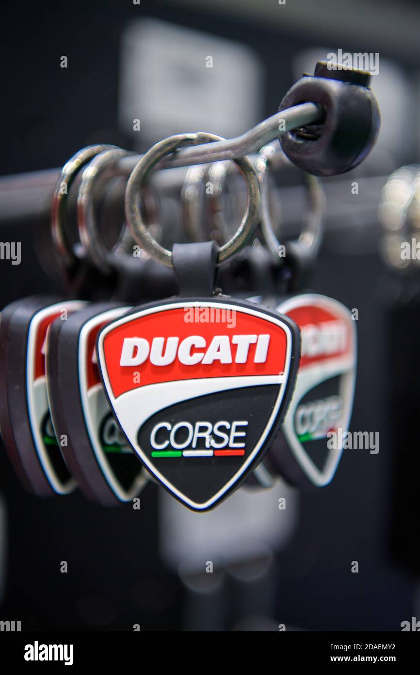 Logo Ducati sulla collezione di catene chiave in mostra al 41° SALONE INTERNAZIONALE DELL'AUTOMOBILE DI BANGKOK 2020 il 14 luglio 2020 a Nonthaburi, Thailandia. Foto Stock