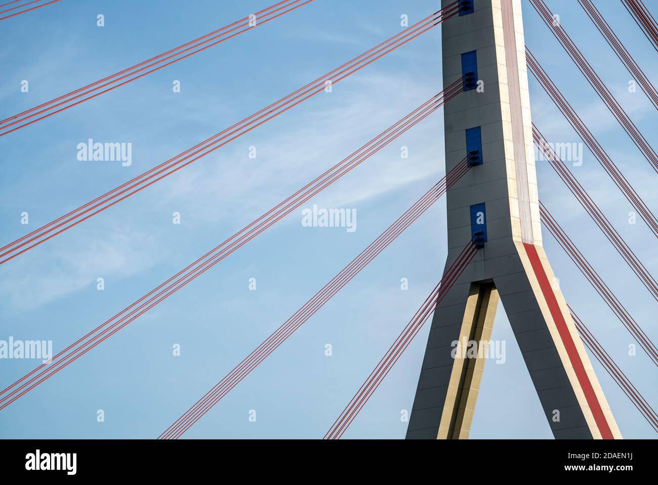 Il ponte Fleher, a Düsseldorf Flehe, sul Reno, ponte autostradale della A46, il ponte più alto della Germania, ponte sospeso a cavo, Düsseldorf, Foto Stock