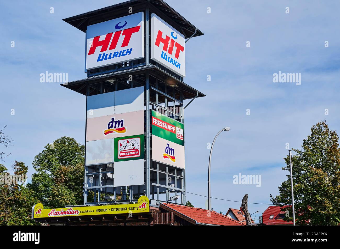 Berlino, Germania - 3 ottobre 2020: Spazio pubblicitario con nomi e loghi diversi sulla facciata di una torre pubblicitaria a Berlino. Foto Stock
