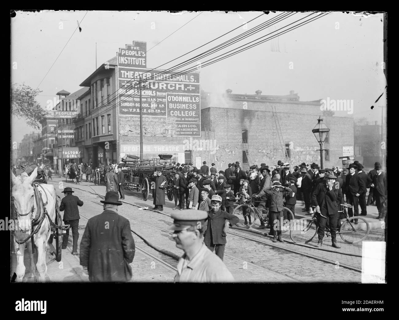 Esterno, vista laterale dell'edificio del People's Institute a Chicago, Illinois, che mostra la parte teatrale dell'edificio dove è scoppiato un incendio. Foto Stock