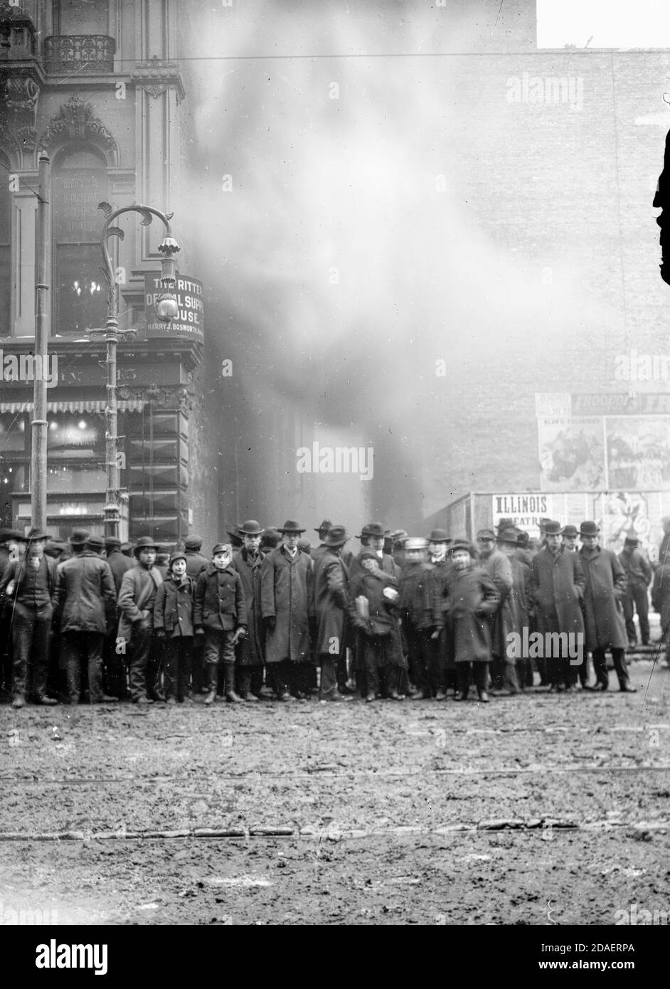 Folla in piedi su South Dearborn Street di fronte a un vicolo fumé durante il fuoco del Teatro Iroquois, 30 dicembre 1903, Chicago, Illinois. Foto Stock