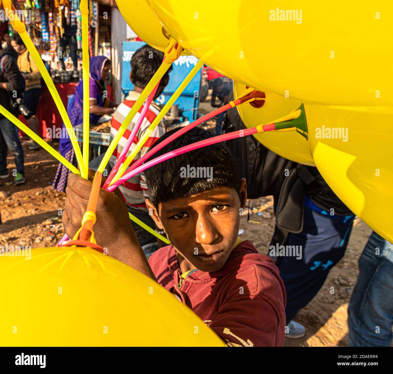un bambino povero vende i balloni al festival di pushkar Foto Stock