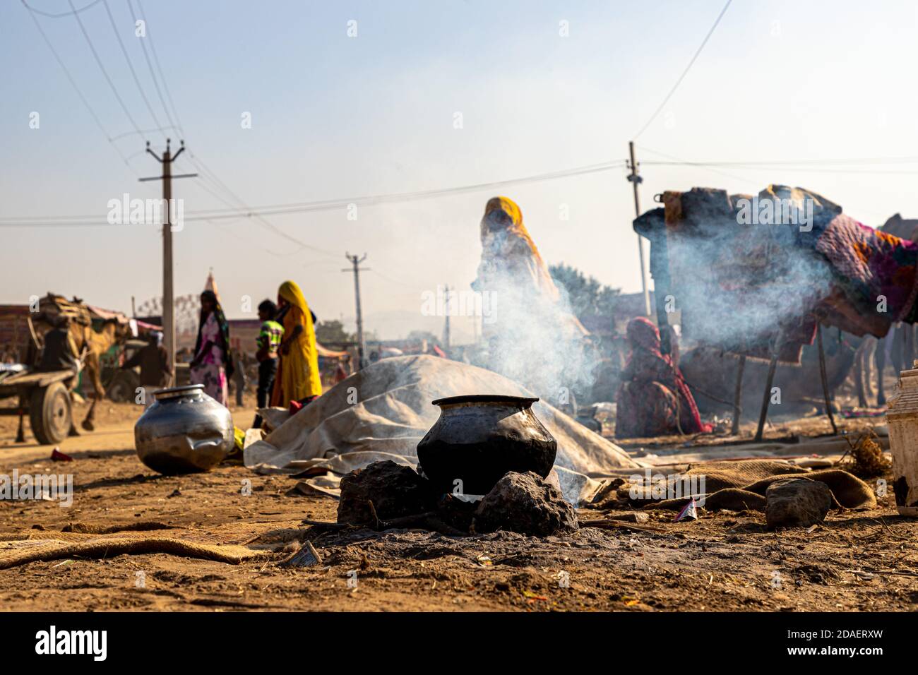 il cibo sta facendo in chulhas terren al festival del cammello di pushkar. Foto Stock