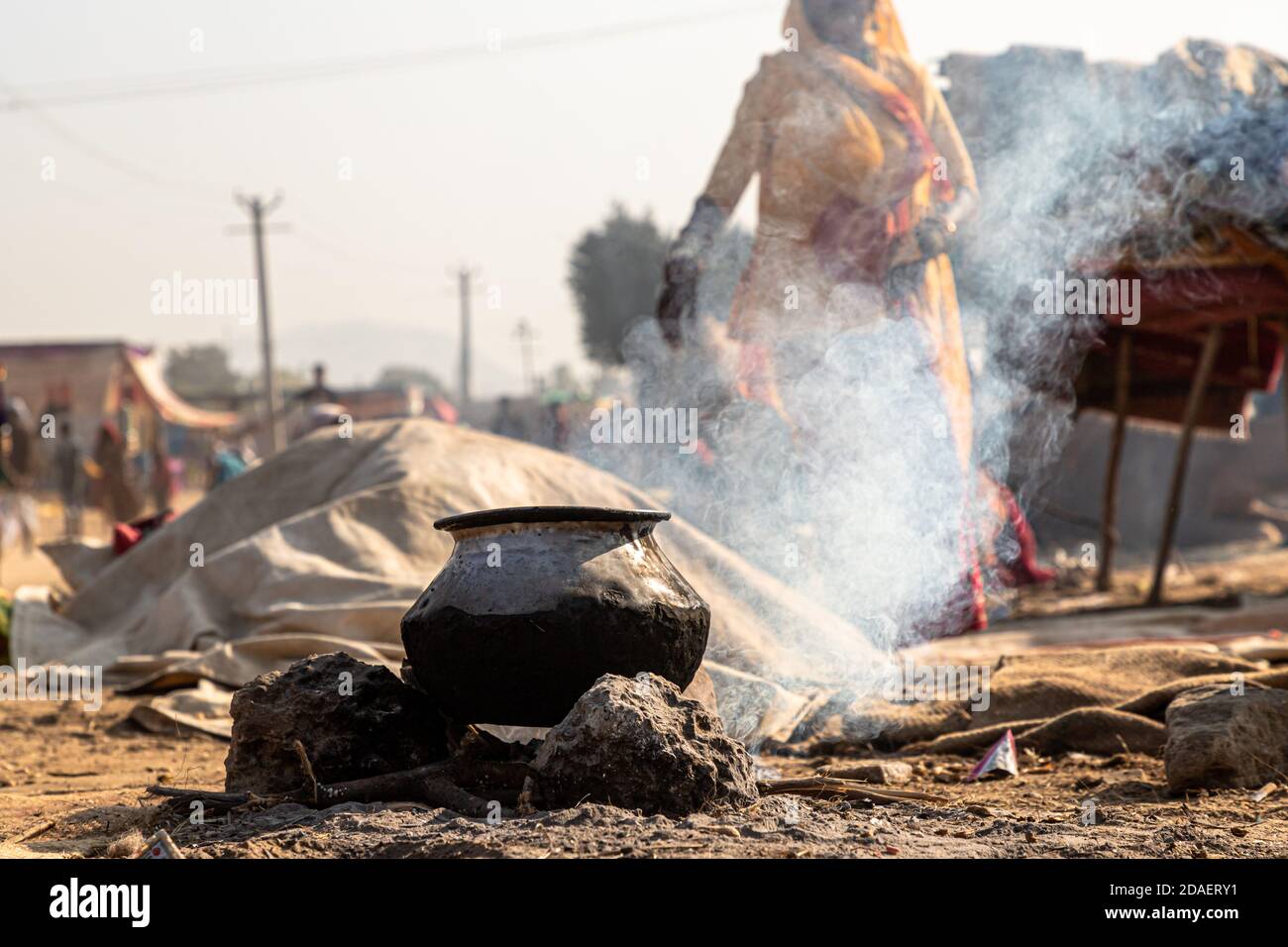 il cibo sta facendo in chulhas terren al festival del cammello di pushkar. Foto Stock