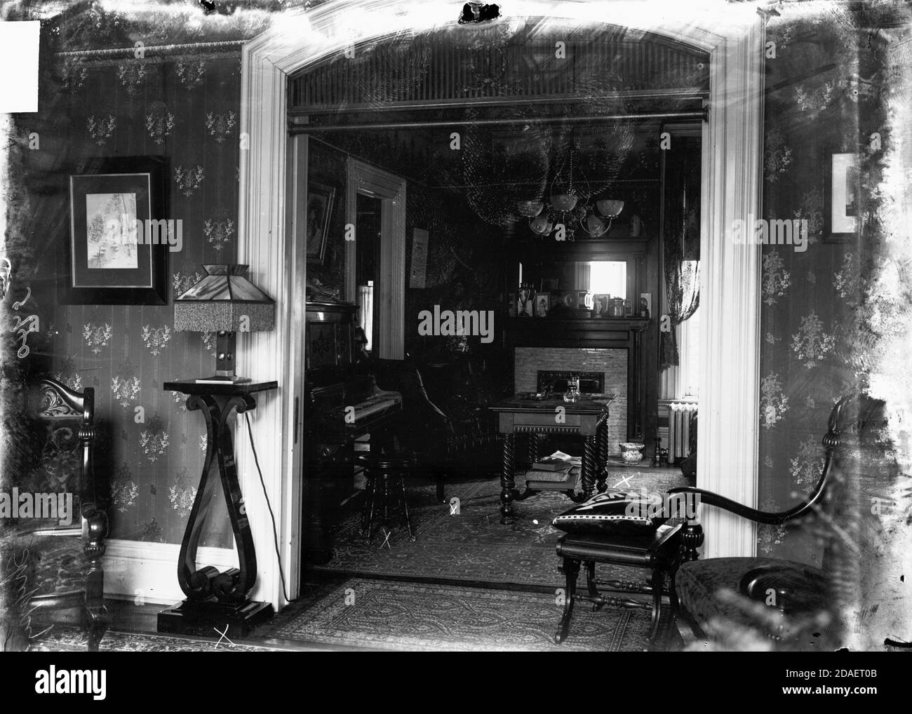 Soggiorno all'interno della residenza del capo della polizia George M. Shippy dove Lazarus Averbuch è stato ucciso, Chicago, Illinois, circa il 16 marzo 1908. Foto Stock