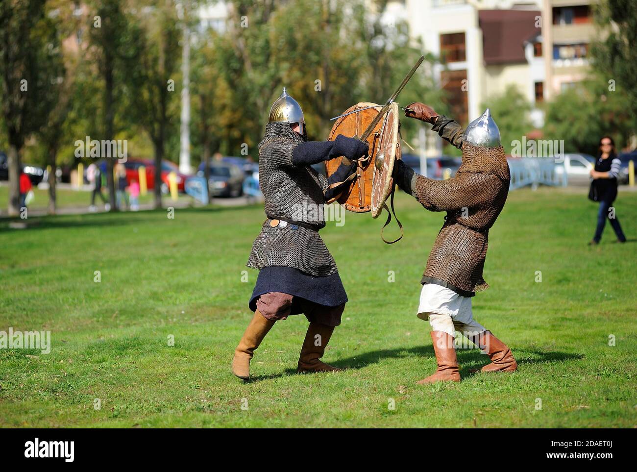 I reenattori vestiti in armatura di un vecchio footmen russo che ricostruiscono spade lotta Foto Stock