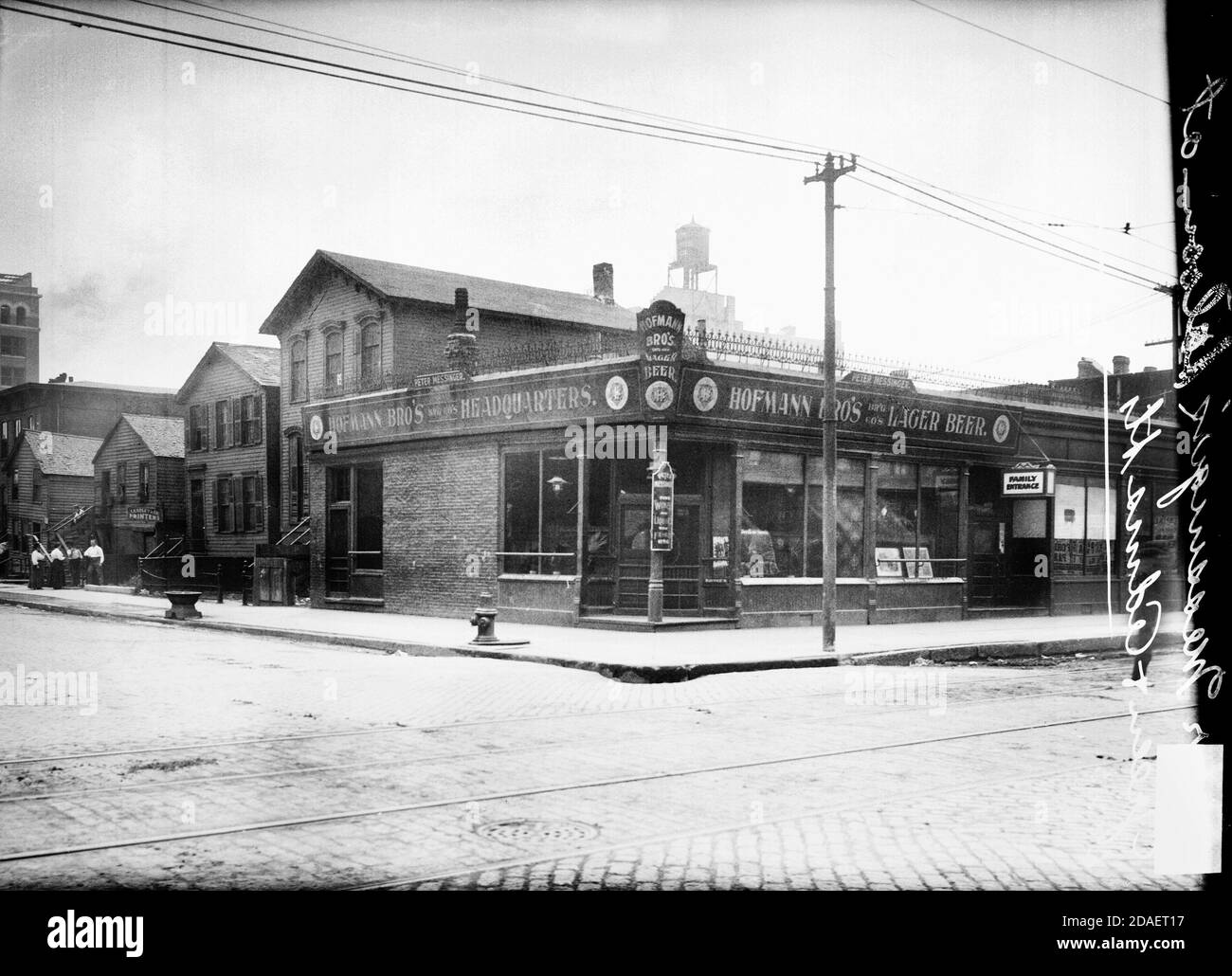 Vista esterna del salone Peter Messinger, chiamato Messinger e McCabe Saloon, situato tra 823-847 West Adams Street, Chicago, Illinois. Foto Stock