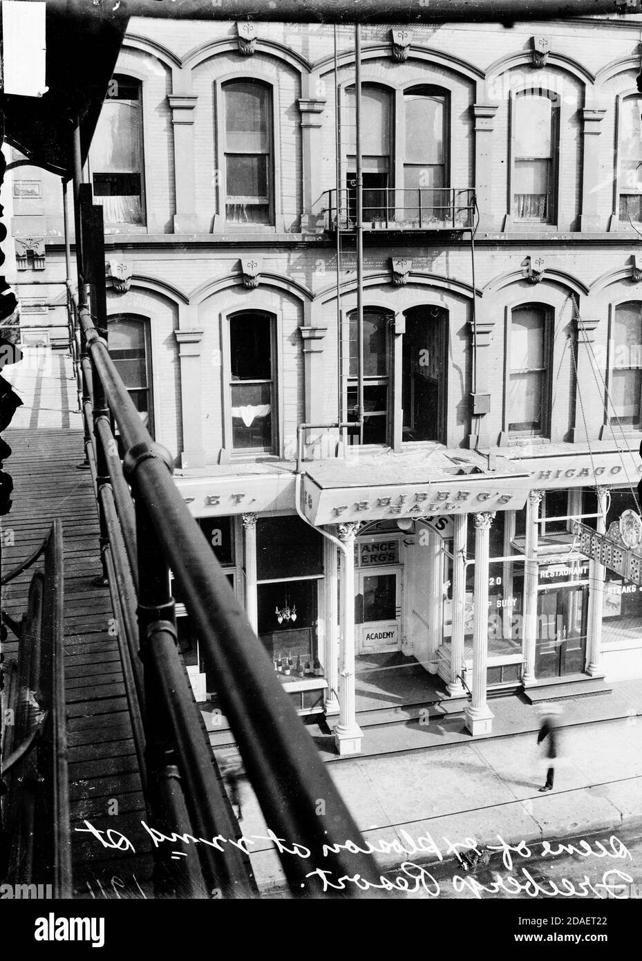 Vista esterna della Freiberg's Hall, situata a East 22nd Street e South Wabash Avenue nella vicina area della comunità di South Side di Chicago, Illinois. Foto Stock