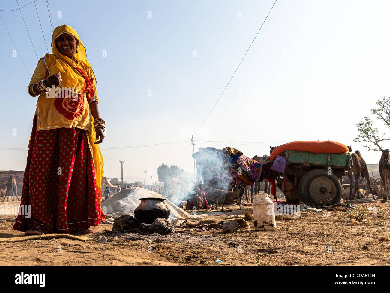 una donna non identificata sta facendo il cibo in chulhas di terra al festival del cammello di pushkar. Foto Stock