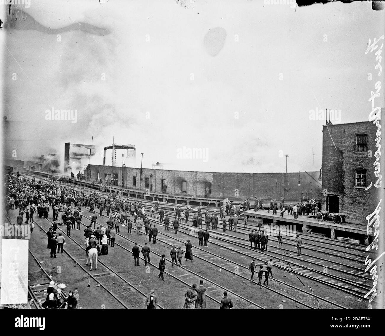 Vista di un incendio presso lo stabilimento di Armor nei cantieri di stoccaggio nella zona della comunità di New City a Chicago, Illinois. Foto Stock