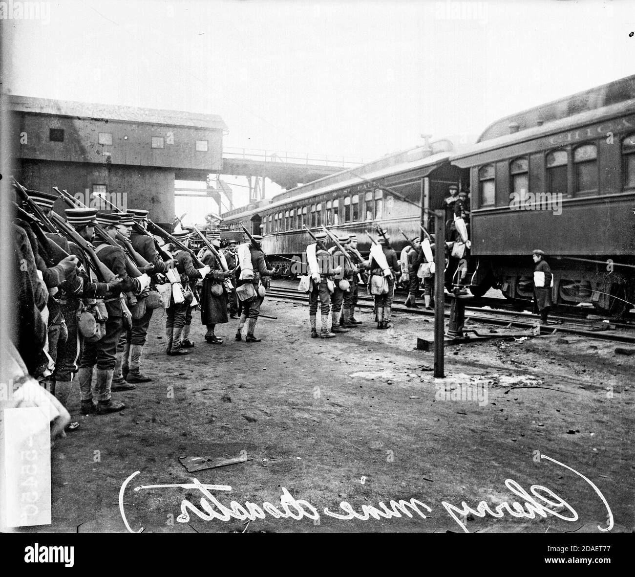 Truppe che salpano a bordo di passeggeri addestrano le automobili su una pista alla miniera di St. Paul Coal Company a Cherry, Illinois, dopo un incendio. Foto Stock