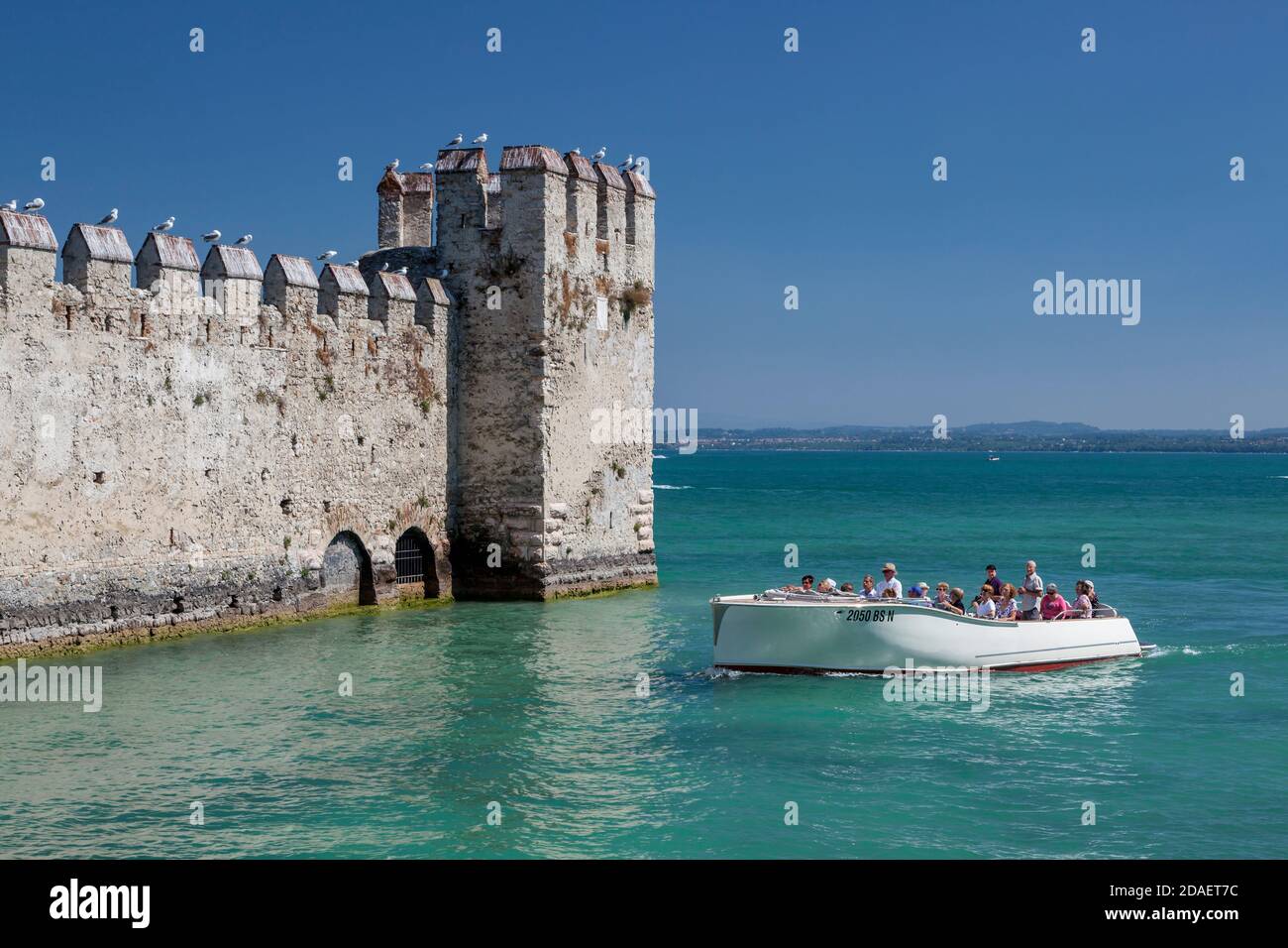 Geografia / viaggio, Italia, Lombardia, Sirmione, Lago di Garda, Castello Scaligero a Sirmione, Lago di Garda, diritti-aggiuntivi-spazio-informazioni-non-disponibili Foto Stock