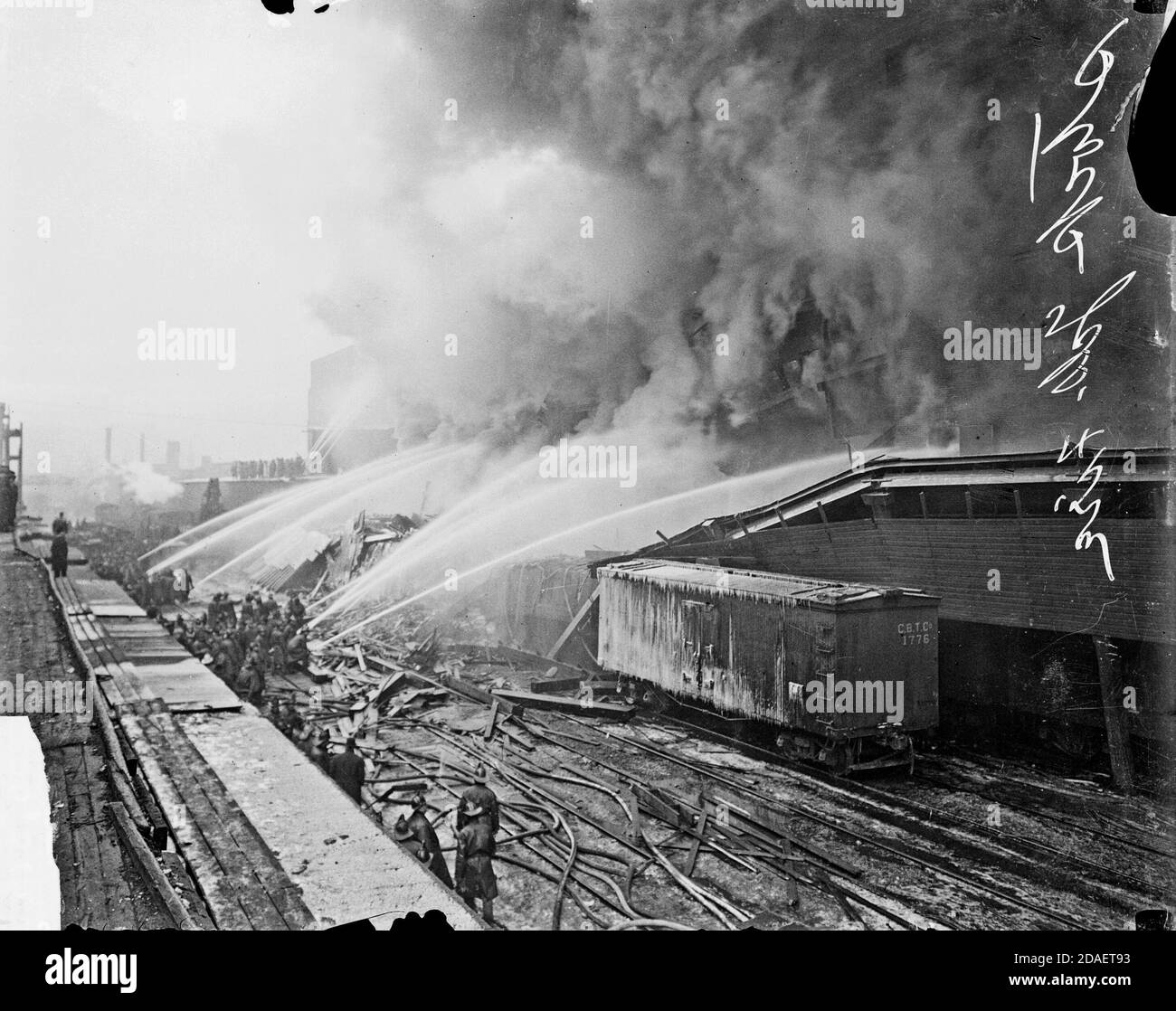 Vista dell'acqua che viene spruzzata davanti alle auto ferroviarie al Nelson Morris and Company Stockyards incendio in Union Stockyards, Chicago, Illinois. Foto Stock