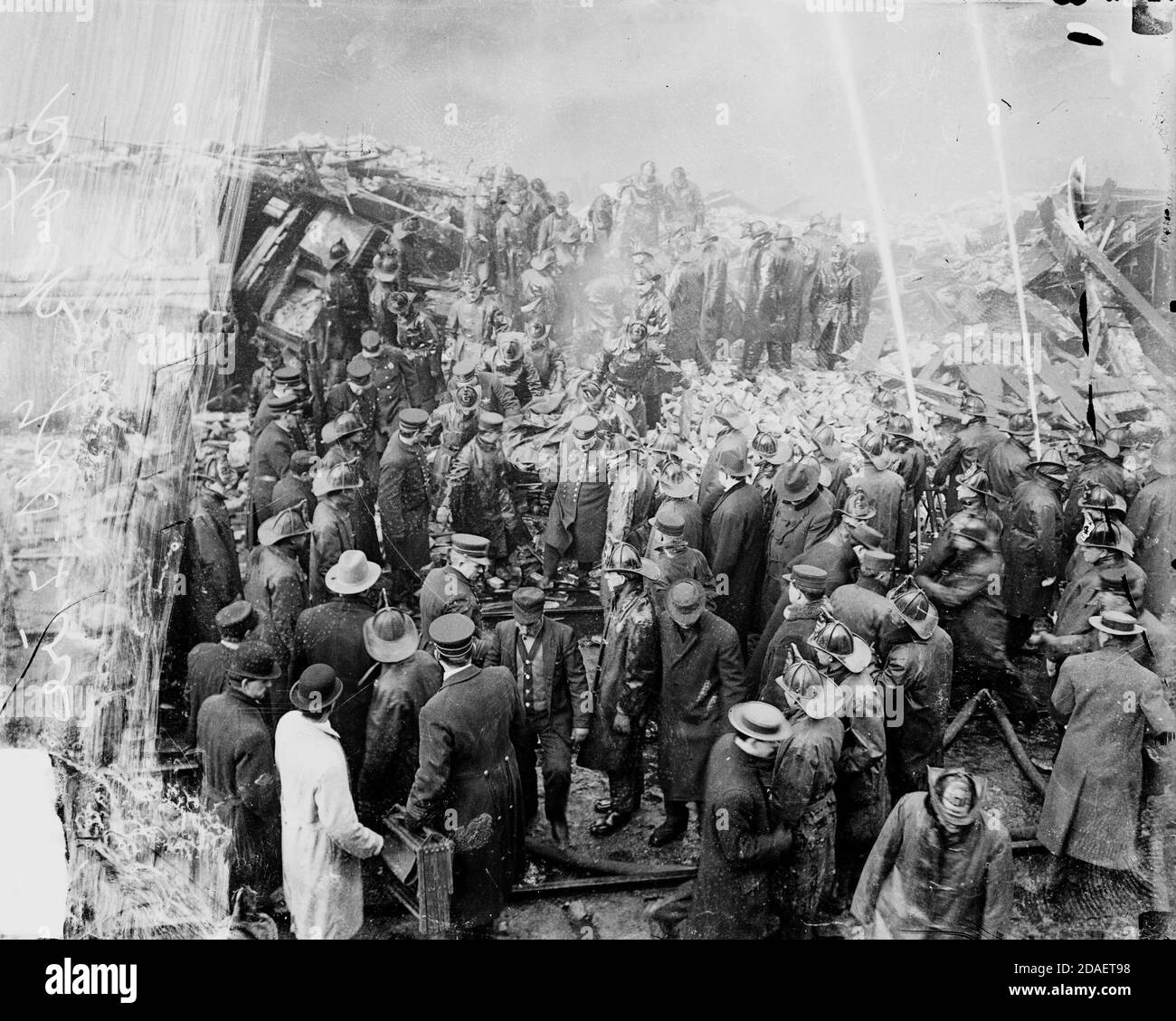 Vista dei vigili del fuoco che camminano attraverso le rovine al fuoco dei depositi di Nelson Morris e Company nei cantieri Union Stockyards, Chicago, Illinois. Foto Stock