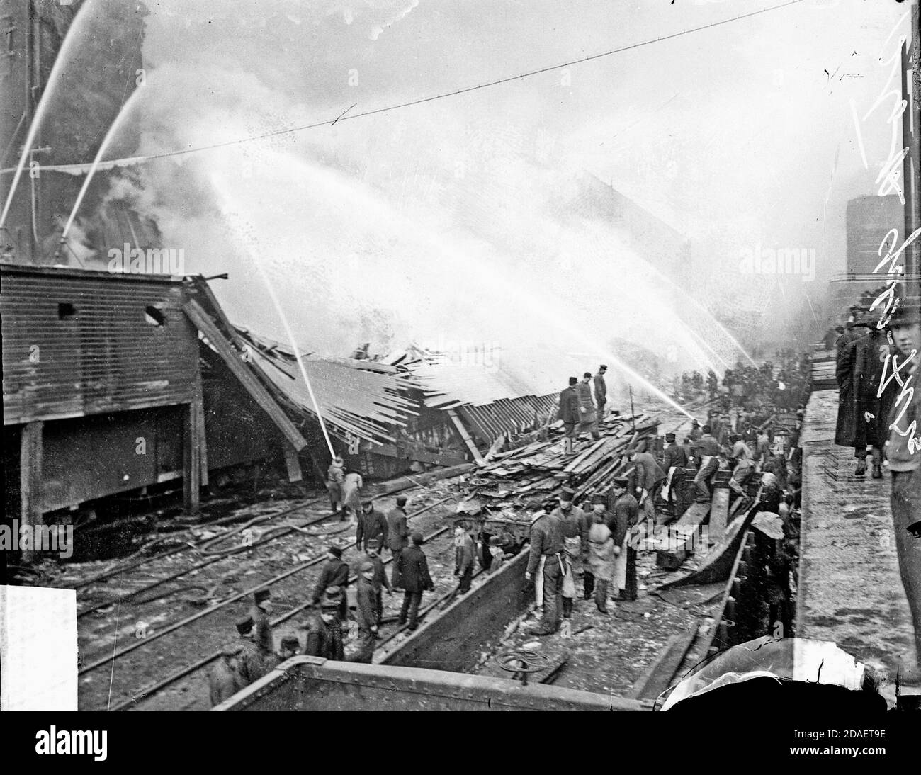 Vista dell'acqua che viene spruzzata oltre un muro crollato presso il Nelson Morris and Company Stockyards incendio in Union Stockyards, Chicago, Illinois. Foto Stock