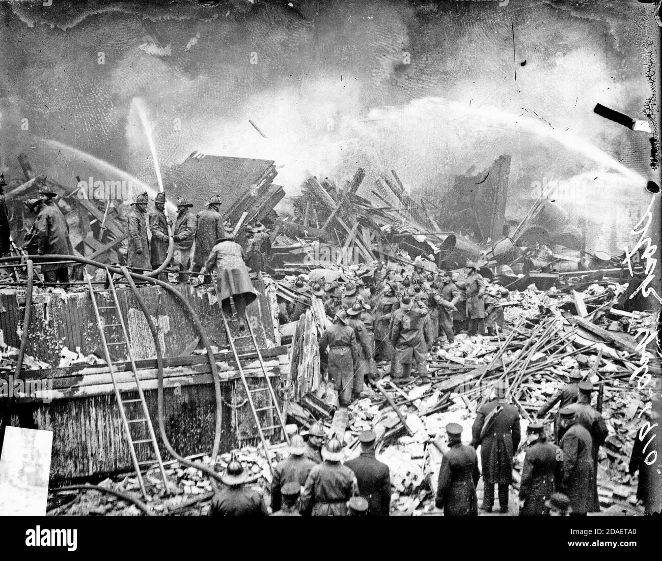 I vigili del fuoco si sono affollati dove il corpo del capo del fuoco Jim Horan è stato trovato al fuoco di Nelson Morris and Co., Chicago, Illinois, 23 dicembre 1910. Foto Stock