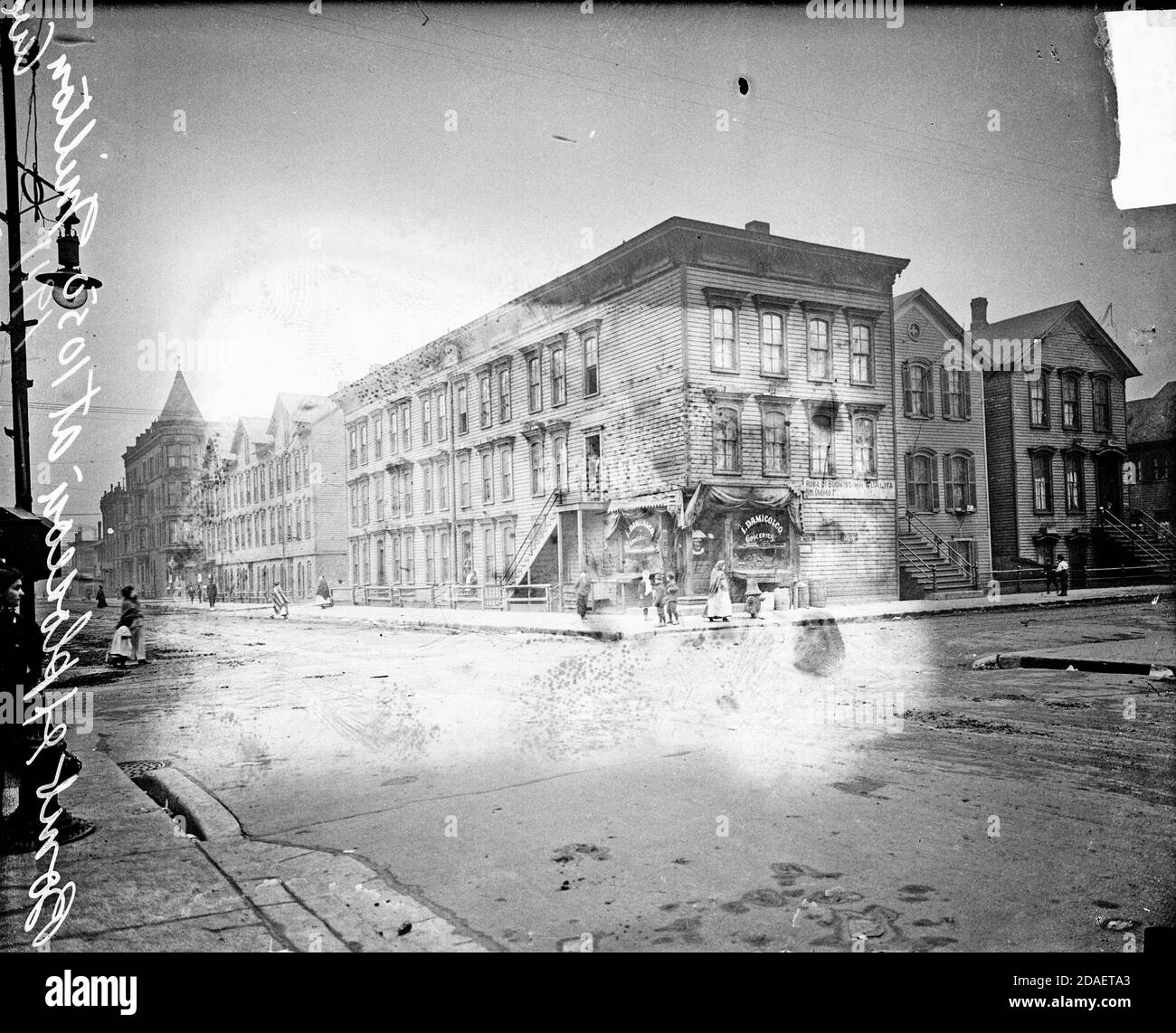 Sito di un'esplosione di bombe a 1050 Milton Avenue (più tardi North Cleveland Avenue), assassini di mano nera, Chicago, Illinois. Foto Stock