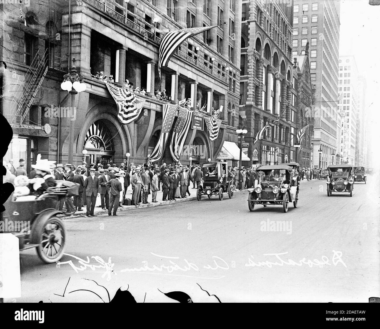 Vista esterna dell'Auditorium Hotel decorato con bandiere americane, 430 South Michigan Avenue nell'area della comunità Loop di Chicago, Illinois. Foto Stock