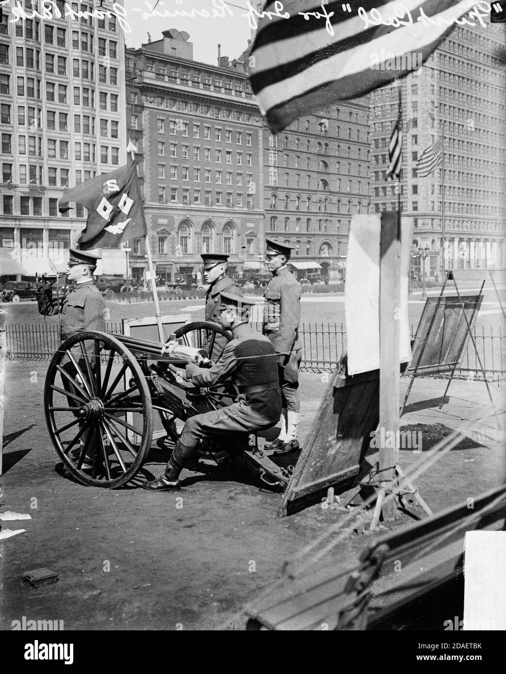 Reclutatori dell'esercito in piedi da un howitzer in Grant Park nell'area della comunità Loop di Chicago, Illinois, guardando ad ovest attraverso Michigan Avenue. Foto Stock