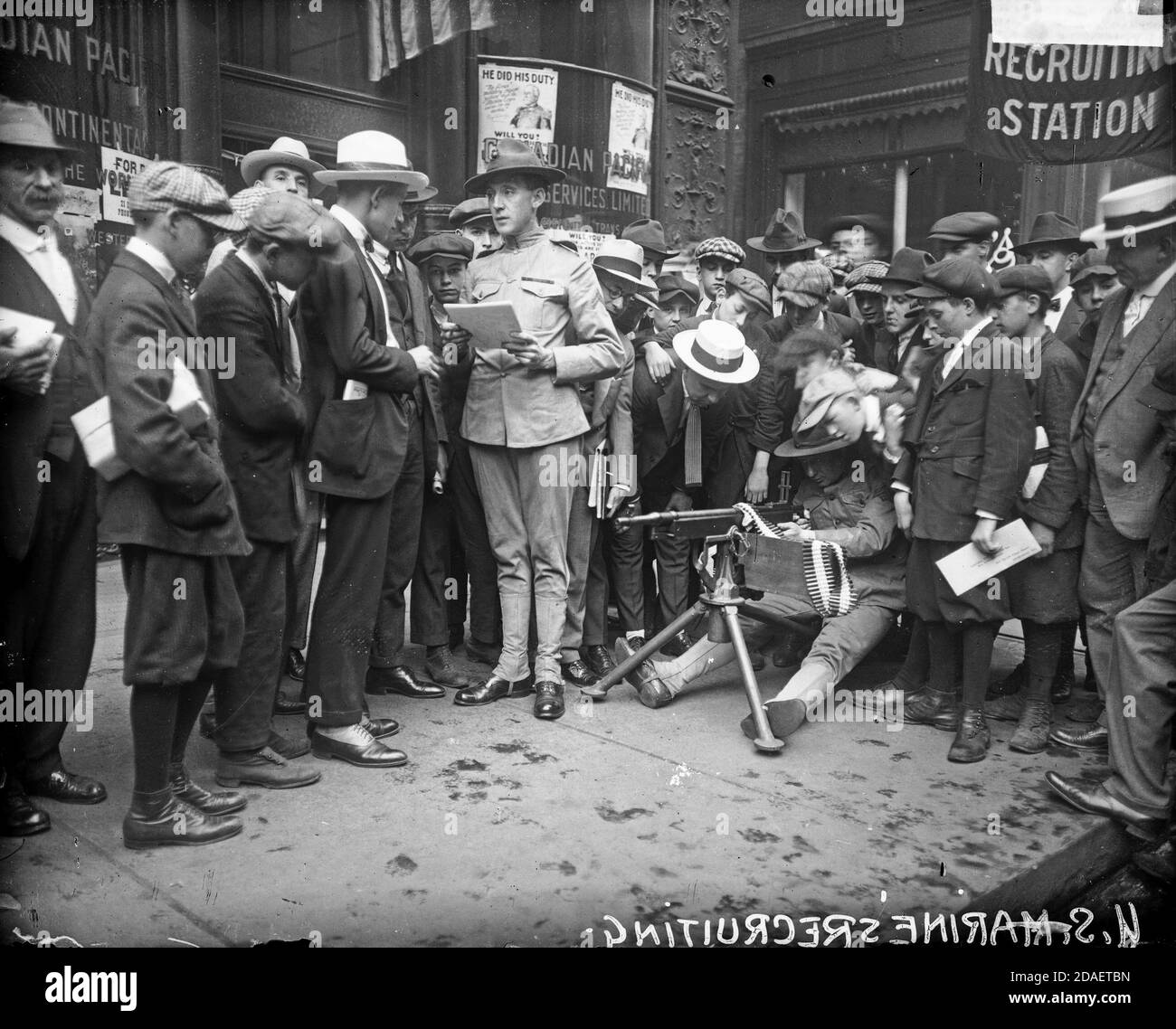 Soldato che dimostra la mitragliatrice fuori dalla stazione di reclutamento di U. S. Marines situata al 628 di South state Street, Chicago, Illinois. Foto Stock