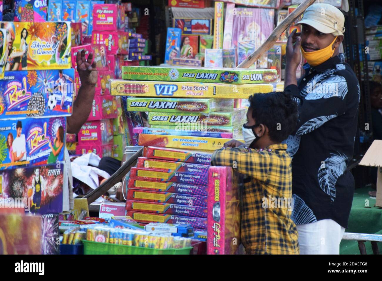 12 novembre 2020, Poonch, Jammu e Kashmir, India: Un ragazzo negozi di cracker con suo padre davanti a Diwali, il festival indù a Tirupati, Andhra Pradesh India. Quest'anno le vendite di cracker sono abissimamente basse a causa delle preoccupazioni per l'inquinamento atmosferico e l'impatto che avrà su problemi di salute in aumento a causa di Covid 19 Pandemic. (Immagine di credito: Filo © Nazim Ali KhanZUMA) Foto Stock