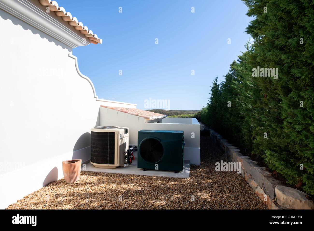 due riscaldatori piscina, uno vecchio e uno nuovo situato sul retro di una casa Foto Stock