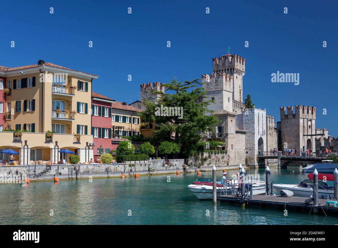 Geografia / viaggio, Italia, Lombardia, Sirmione, Lago di Garda, porto con Castello Scaligero a Sirmione, diritti aggiuntivi-spazio-informazioni-non-disponibili Foto Stock