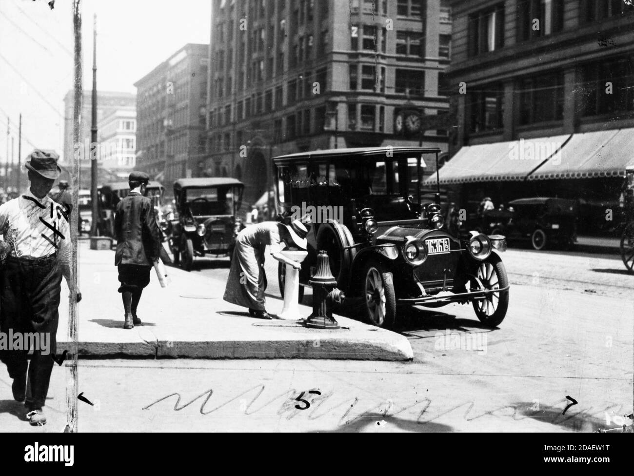 Vista della donna che beve dalla fontana sull'acqua di state Street, Chicago, Illinois, circa 1915. Foto Stock