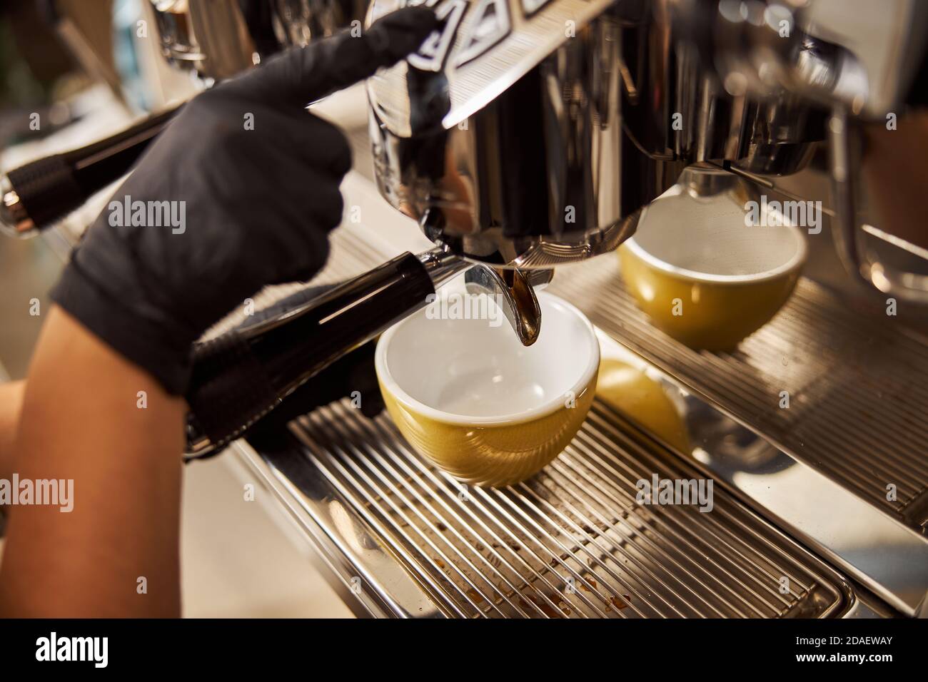 La tazza gialla sul vassoio antigoccia del caffè era incantevole Foto Stock