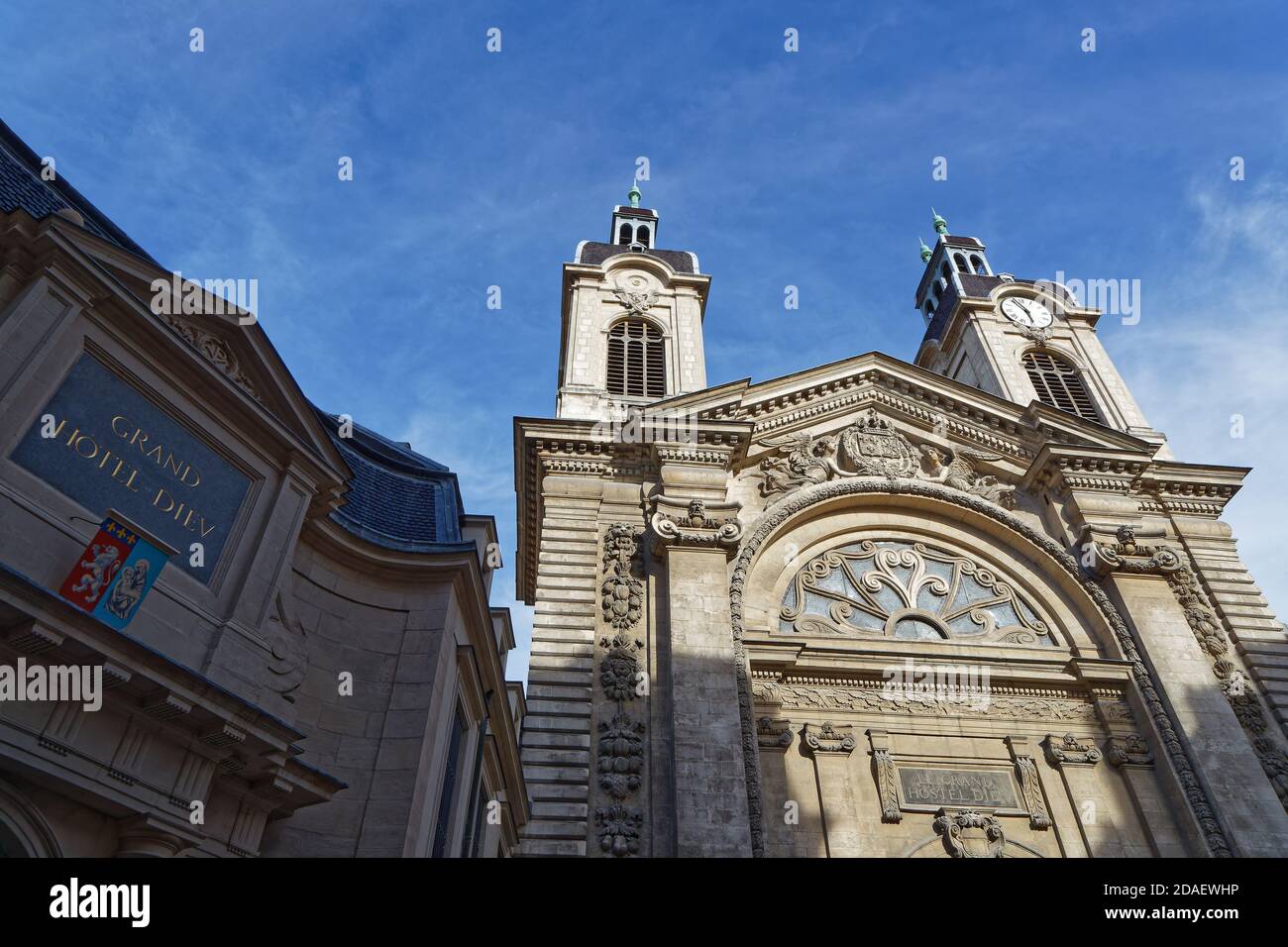 LIONE, FRANCIA, 23 giugno 2018: Antica chiesa di Hotel-Dieu, un ospedale ora un centro commerciale e d'affari. Foto Stock