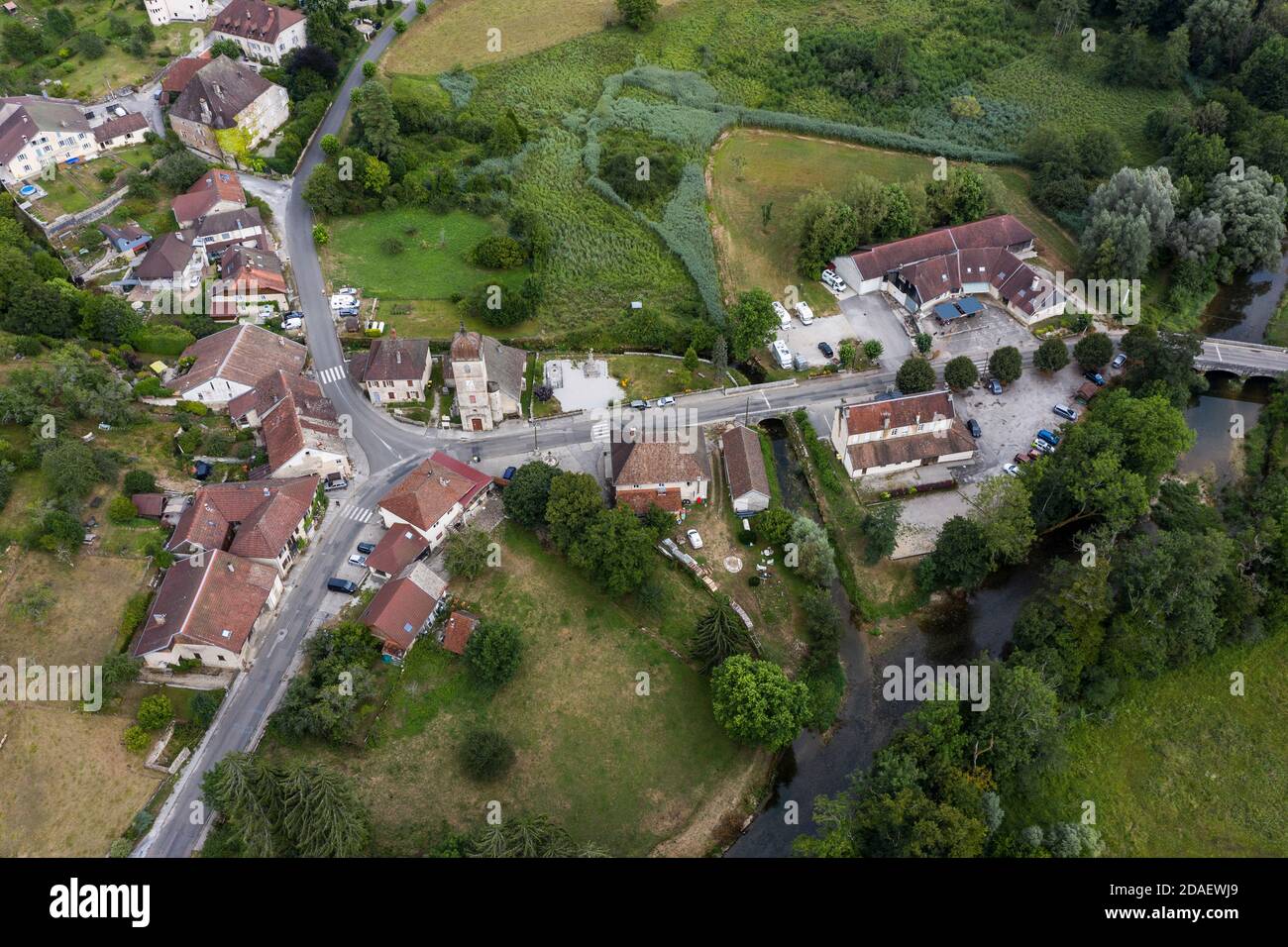 Nans-Sous-Sainte-Anne, Francia, 3 agosto 2020 - vista aerea del villaggio nel Doubs di Nans-Sous-Sainte-Anne. Vicino alla sorgente Lison Foto Stock