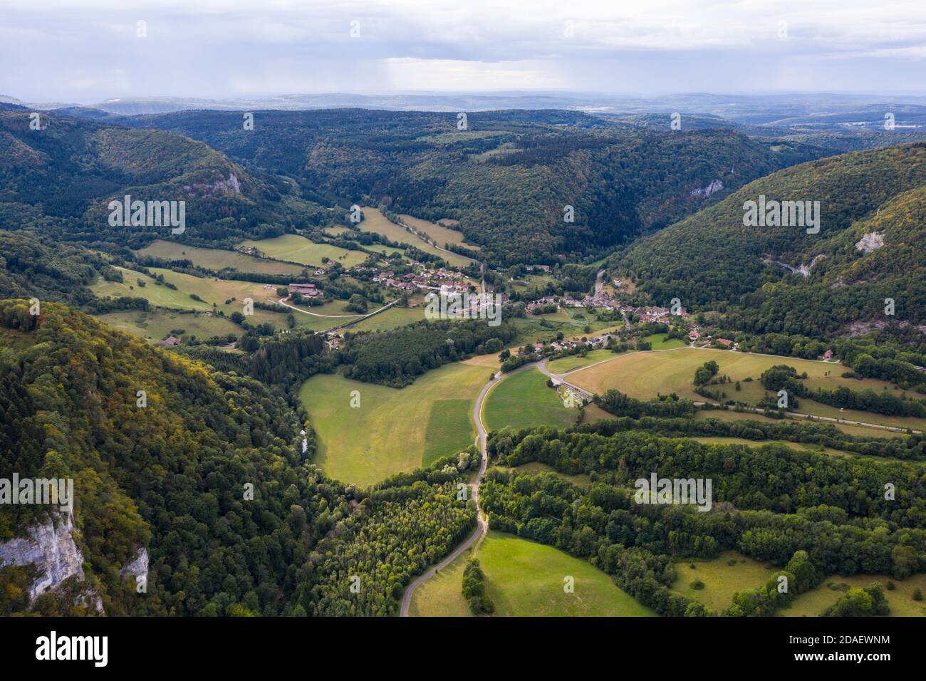 Nans-Sous-Sainte-Anne, Francia, 3 agosto 2020 - vista aerea del villaggio nel Doubs di Nans-Sous-Sainte-Anne. Vicino alla sorgente Lison Foto Stock