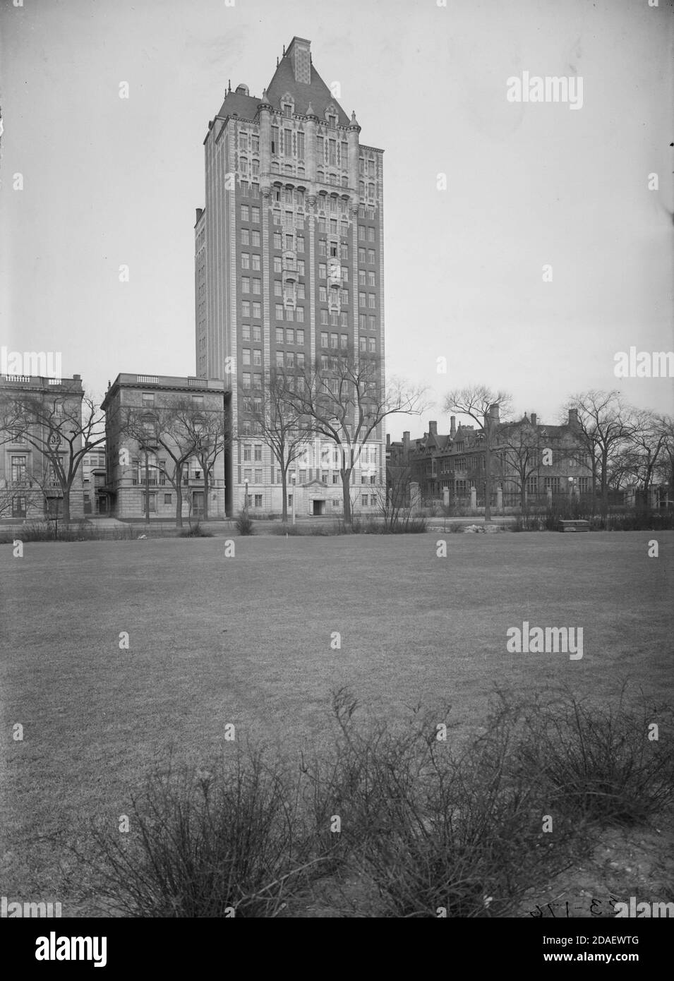 Vista dell'elevazione dal sud-est dell'edificio di appartamenti a 1540 Lake Shore Drive a Chicago, Illinois, circa 1923-1936. Foto Stock