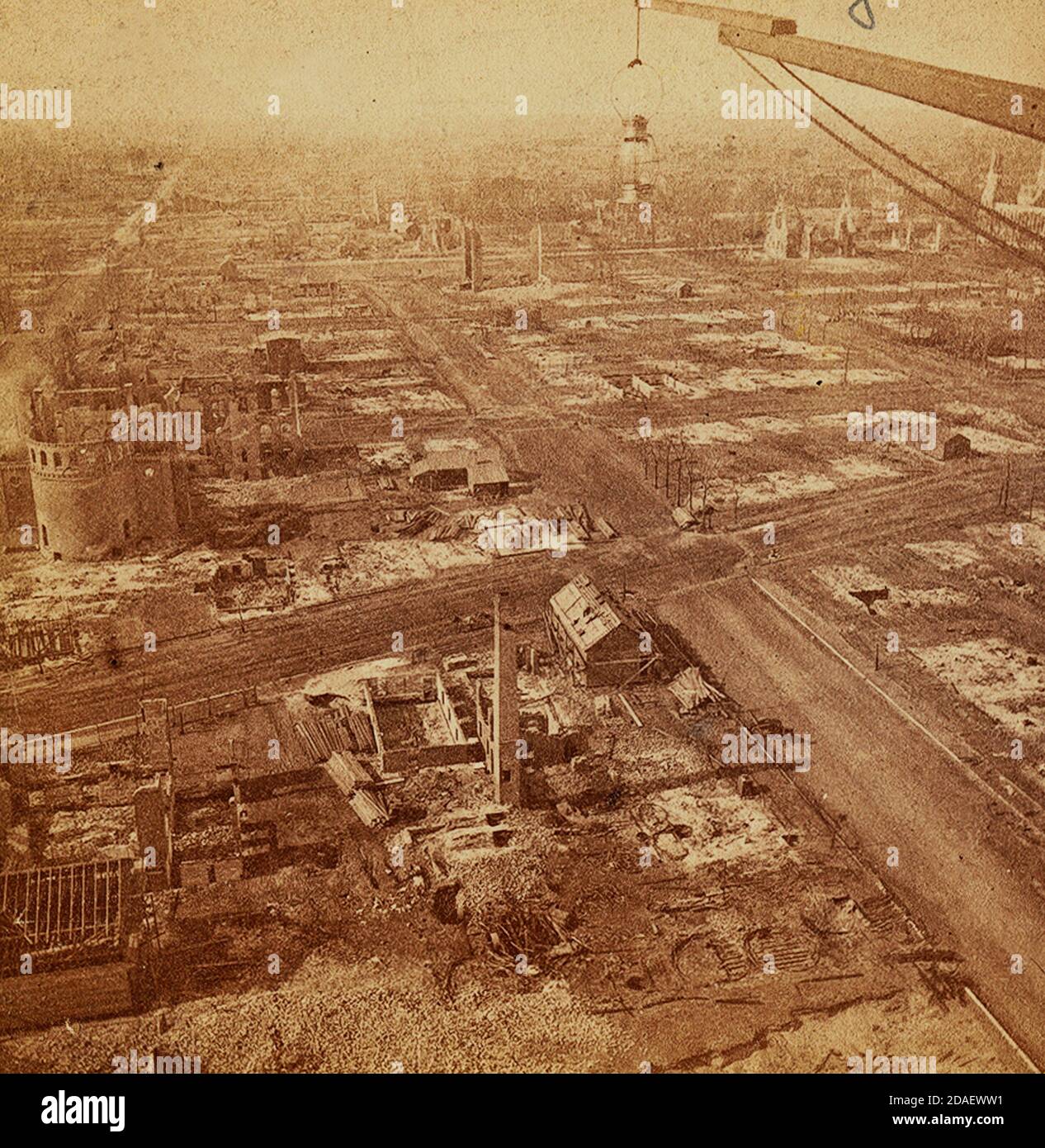 Vista aerea delle rovine dopo il fuoco di Chicago da Tower Water Works, ottobre 1871. Foto Stock