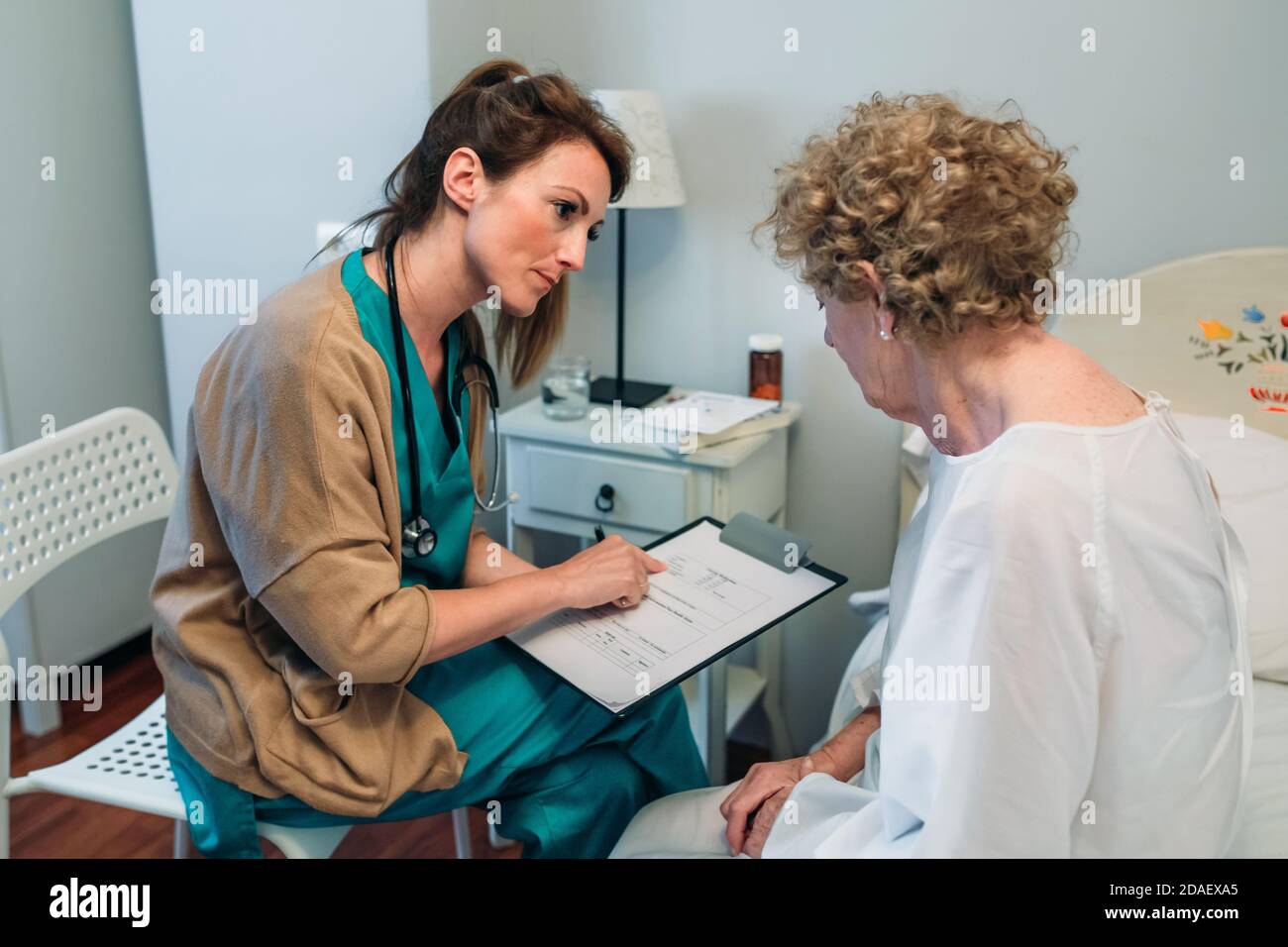 Medico donna la compilazione di un questionario Foto Stock