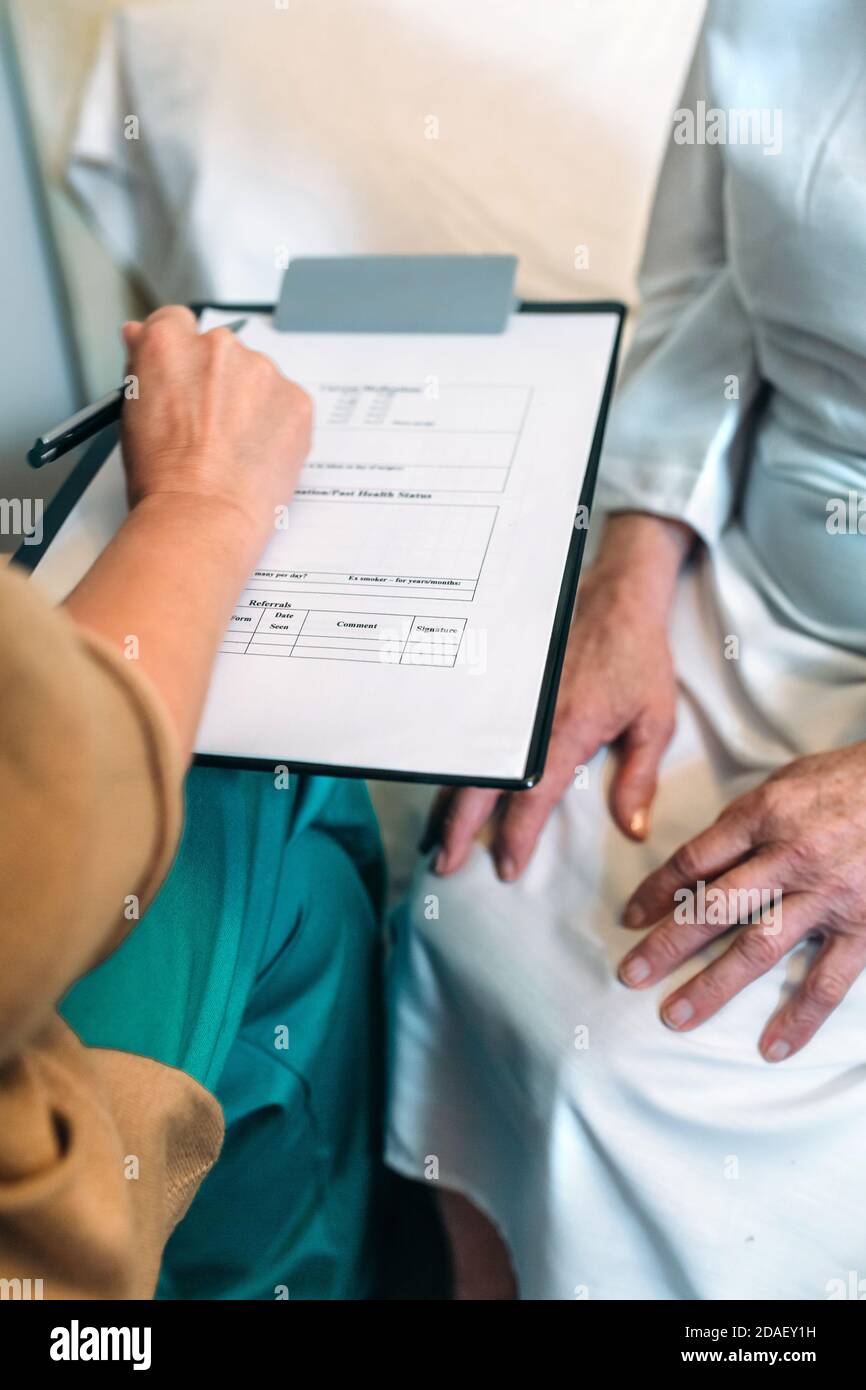 Medico donna la compilazione di un questionario Foto Stock