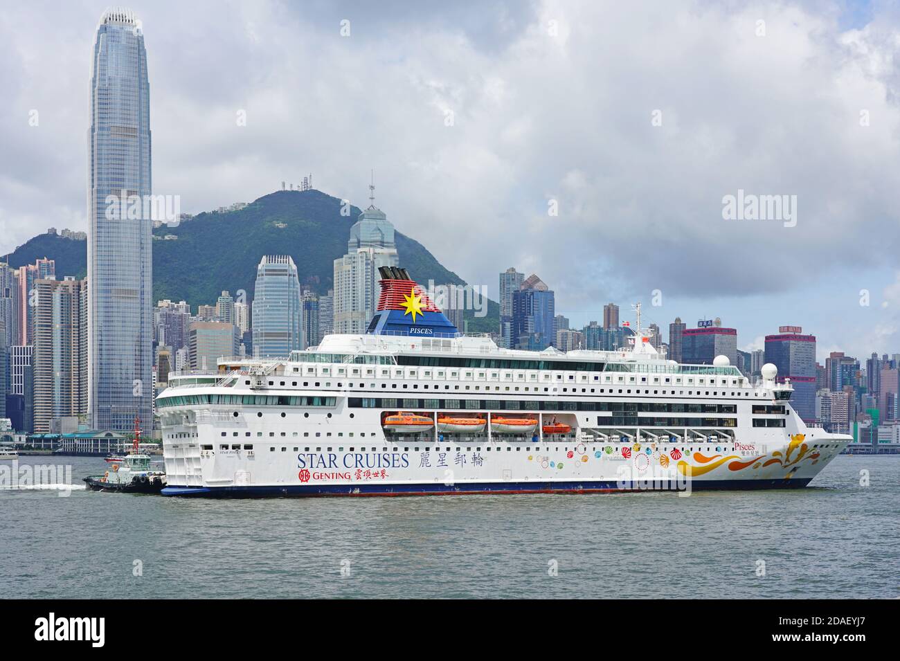 HONG KONG -29 Giu 2019- vista di una Star Cruises Genting nave traghetto nel porto di Victoria in Hong Kong tra Hong Kong e Kowloon. Foto Stock
