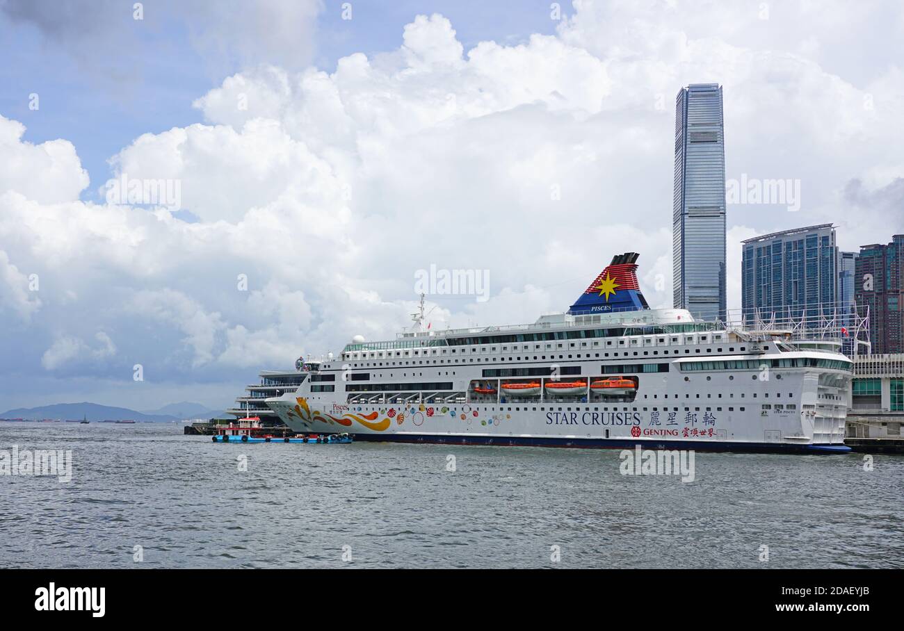 HONG KONG -29 Giu 2019- vista di una Star Cruises Genting nave traghetto nel porto di Victoria in Hong Kong tra Hong Kong e Kowloon. Foto Stock
