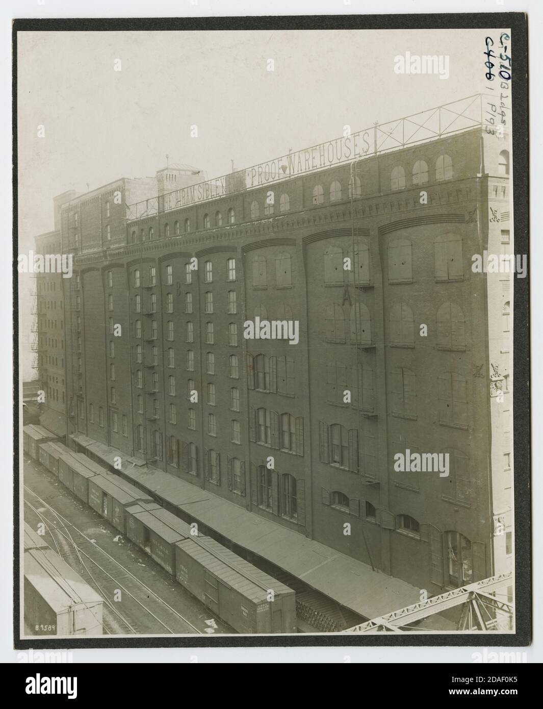 Vista esterna del magazzino antincendio Hiram Sibley, situato al 312-331 di North Clark Street, Chicago, Illinois, circa 1910. Foto Stock