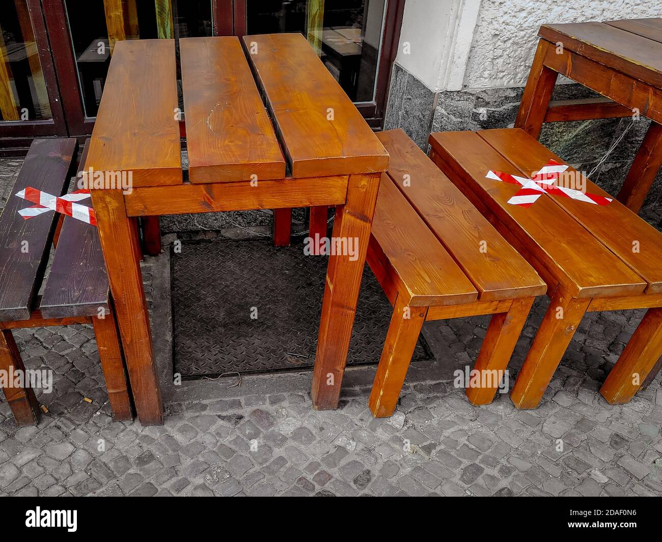 Nastro barriera sulle sedie da ristorante all'aperto nel quartiere Friedrichshain di Berlino durante la chiusura del coronavirus in Germania. Foto Stock