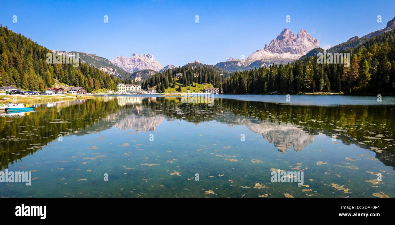 Lago di Misurina (Lago di Misurina) con riflessi specchio del panorama alpino delle Dolomiti a Misurina, Veneto, Italia settentrionale. Foto Stock