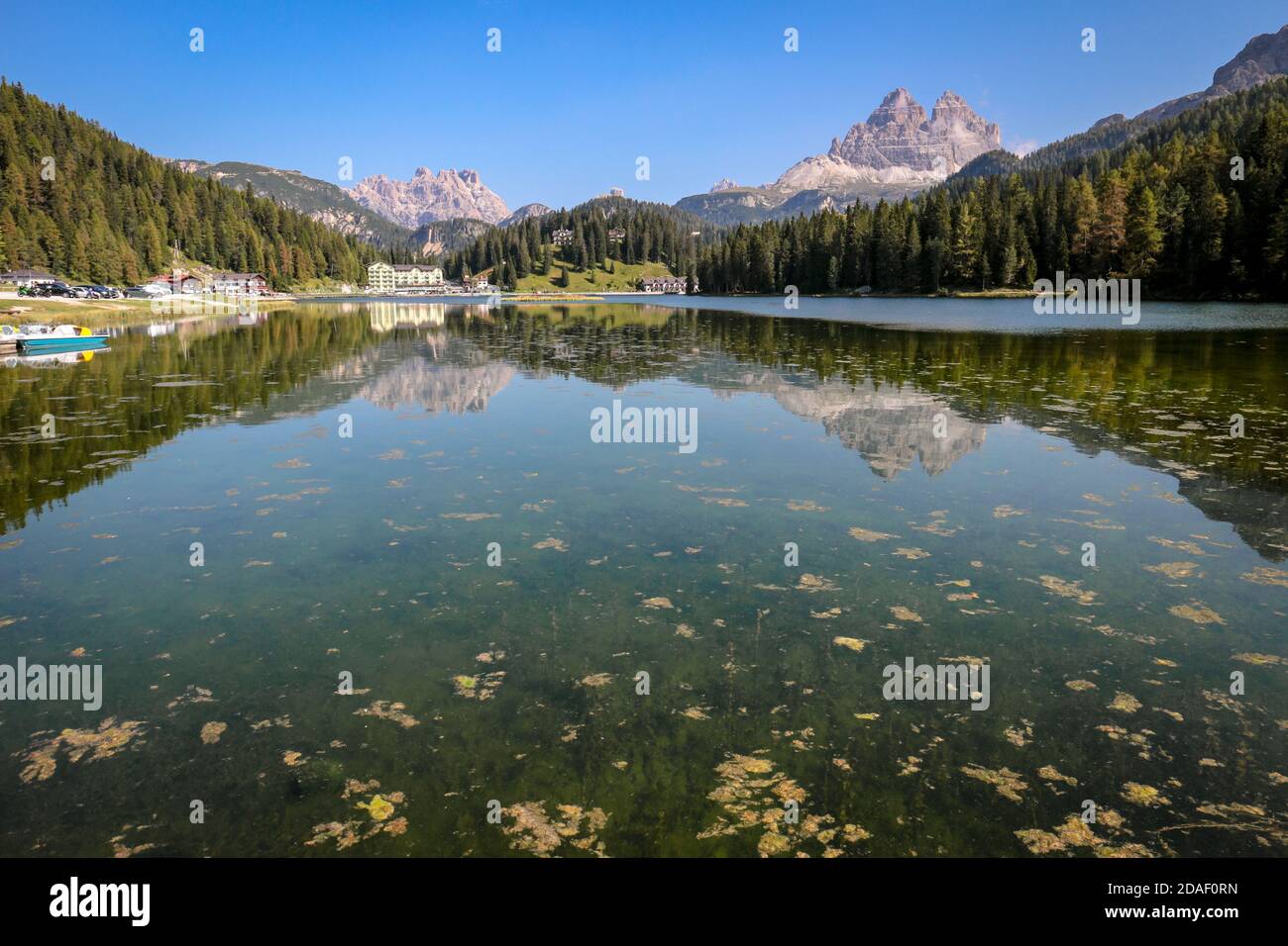 Lago di Misurina (Lago di Misurina) con riflessi specchio del panorama alpino delle Dolomiti a Misurina, Veneto, Italia settentrionale. Foto Stock