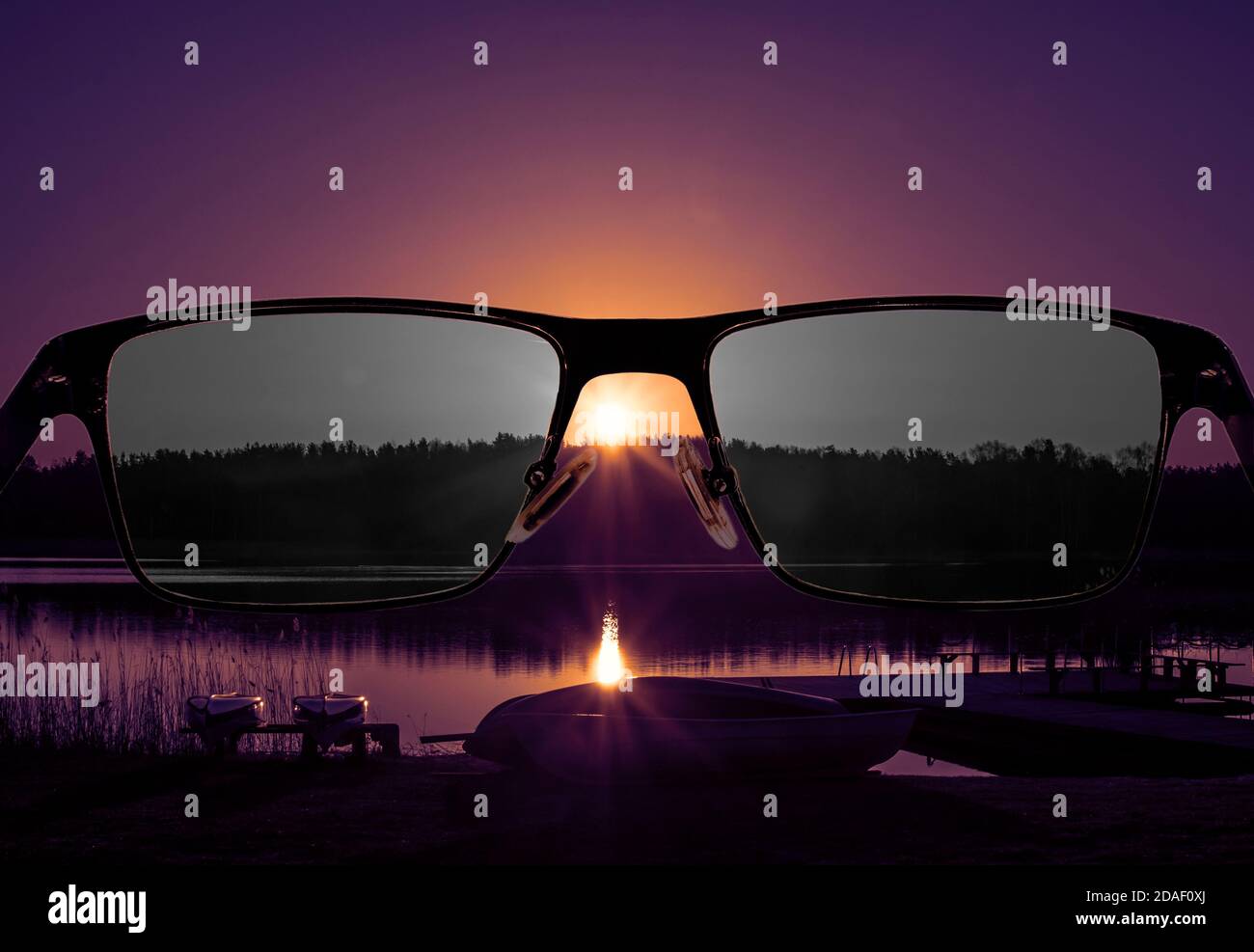 Guardando attraverso i bicchieri per schiarendo il paesaggio del tramonto. Cecità dei colori di notte. Percezione del mondo durante la depressione. Condizioni mediche. Foto Stock
