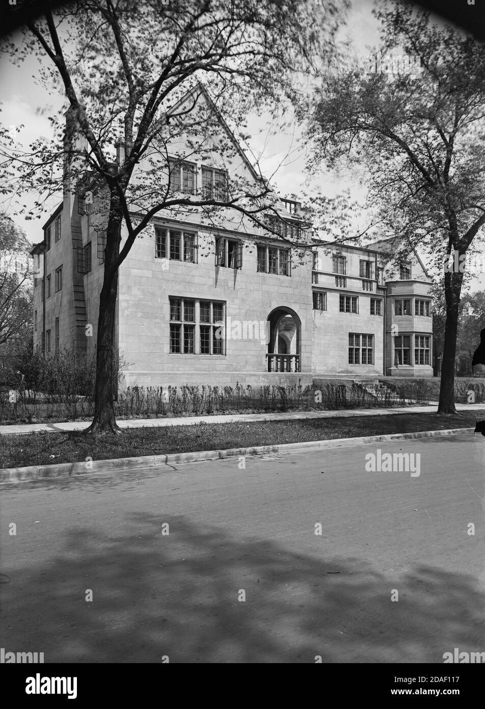 Vista esterna, elevazione alla residenza Arthur G. Sullivan a Clark e Wolcott a Winnetka, Illinois, circa 1923-1936. Foto Stock